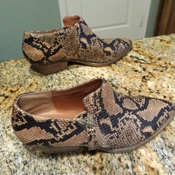Women's Chelsea & Violet Booties Size 6M Beige & Black Faux Snake Skin Print - Picture 3 of 12